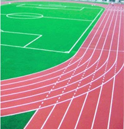 紅配綠的經典搭配，PU塑膠跑道地坪與綠茵草地